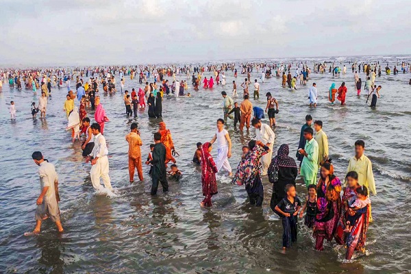  Four picnickers drown as Karachiites crowd to tourist spots