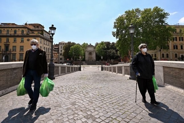  Italy to lift mandatory masks outdoors as pandemic slows