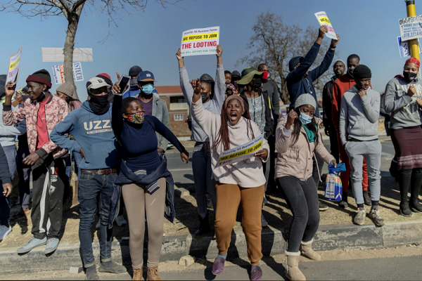  South Africans organise to confront looters, defend property