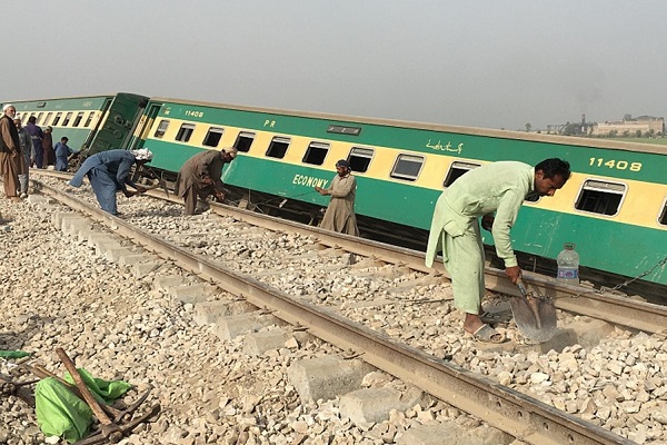  Five bogies of a freight train derail in Sukkur