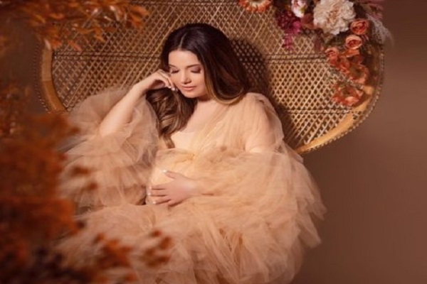  Actress Armeena Rana Khan is expecting her first child