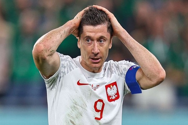  Lewandowski misses the penalty as Mexico and Poland tie 0-0