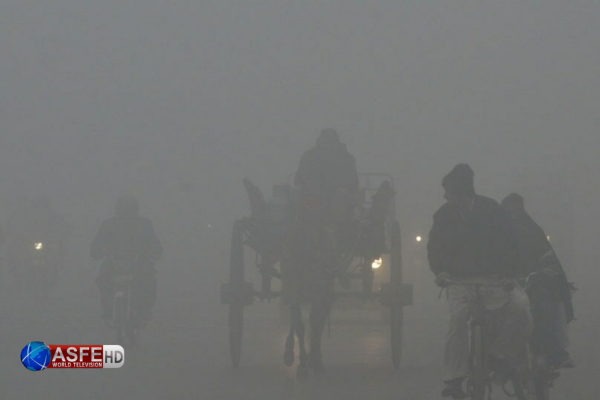  Smog and fog have gripped Lahore